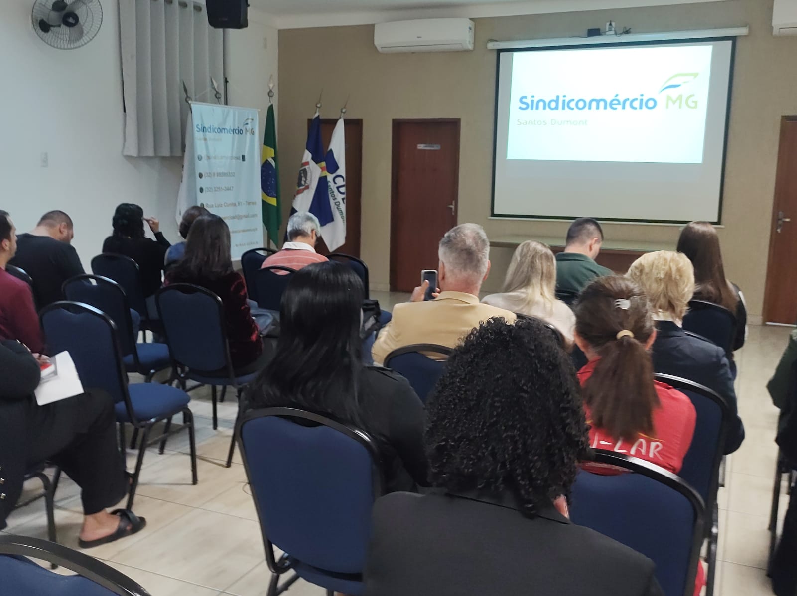 Fecomércio e Sindicomércio de Santos Dumont promovem palestra com Alexandre Calmont, especialista em IA